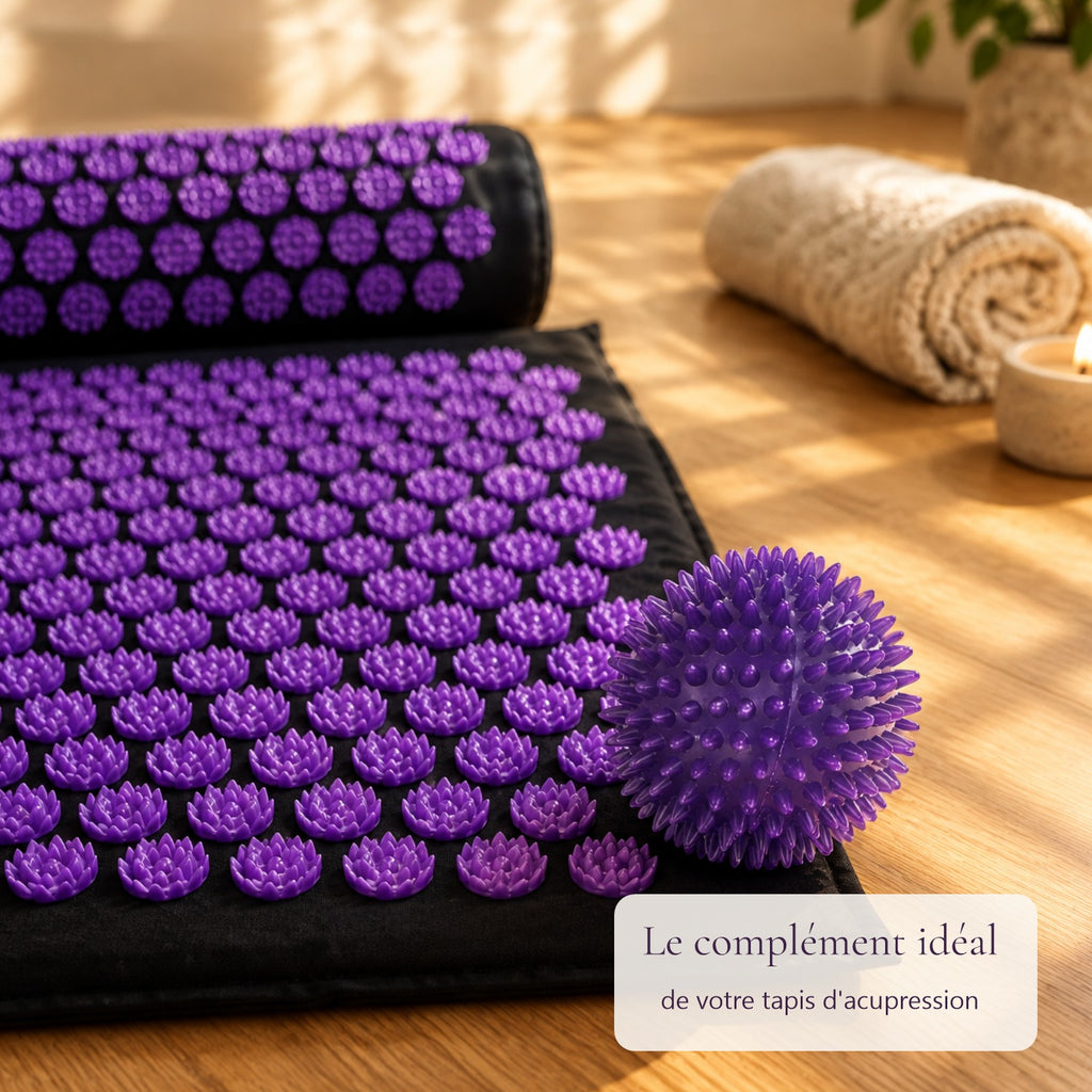 Balle à picots violette posée sur le tapis d'acupression Apaizia