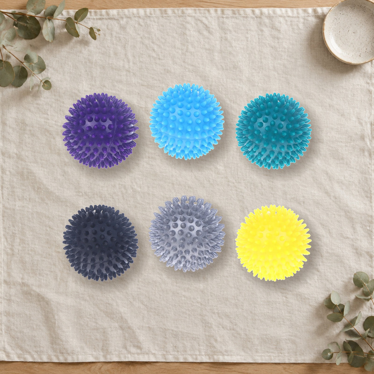 Les six coloris de la balle à picots posés sur un linge Image